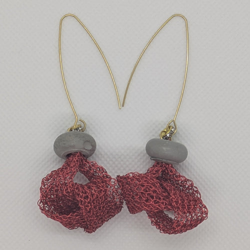 Boucles d’oreilles Cabaret – Béton et fil de fer rouge tissé Une Lueur de Bonheur