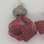 Boucles d’oreilles Cabaret – Béton et fil de fer rouge tissé Une Lueur de Bonheur