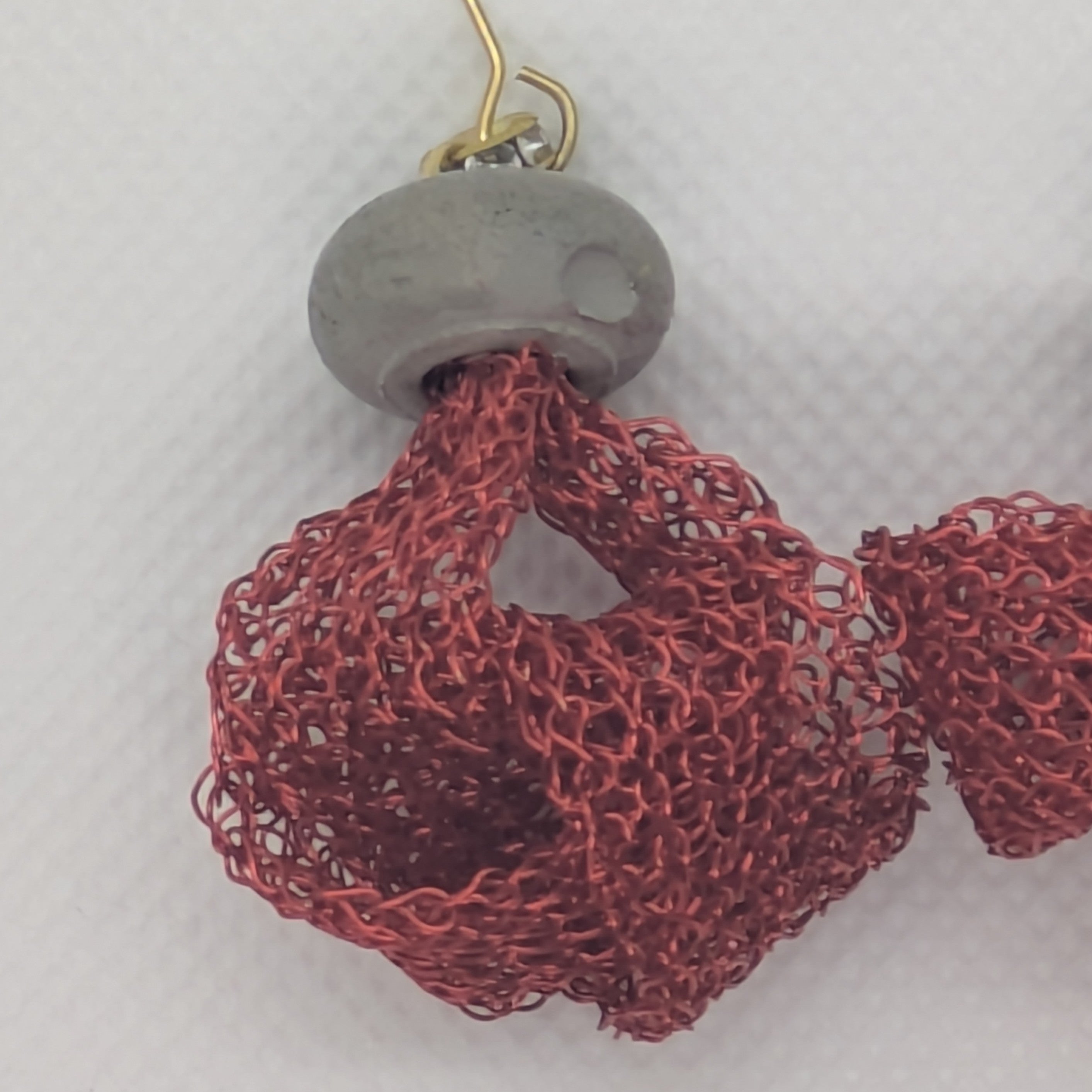 Boucles d’oreilles Cabaret – Béton et fil de fer rouge tissé Une Lueur de Bonheur