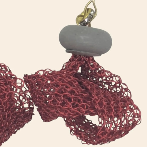 Boucles d’oreilles Cabaret – Béton et fil de fer rouge tissé Une Lueur de Bonheur