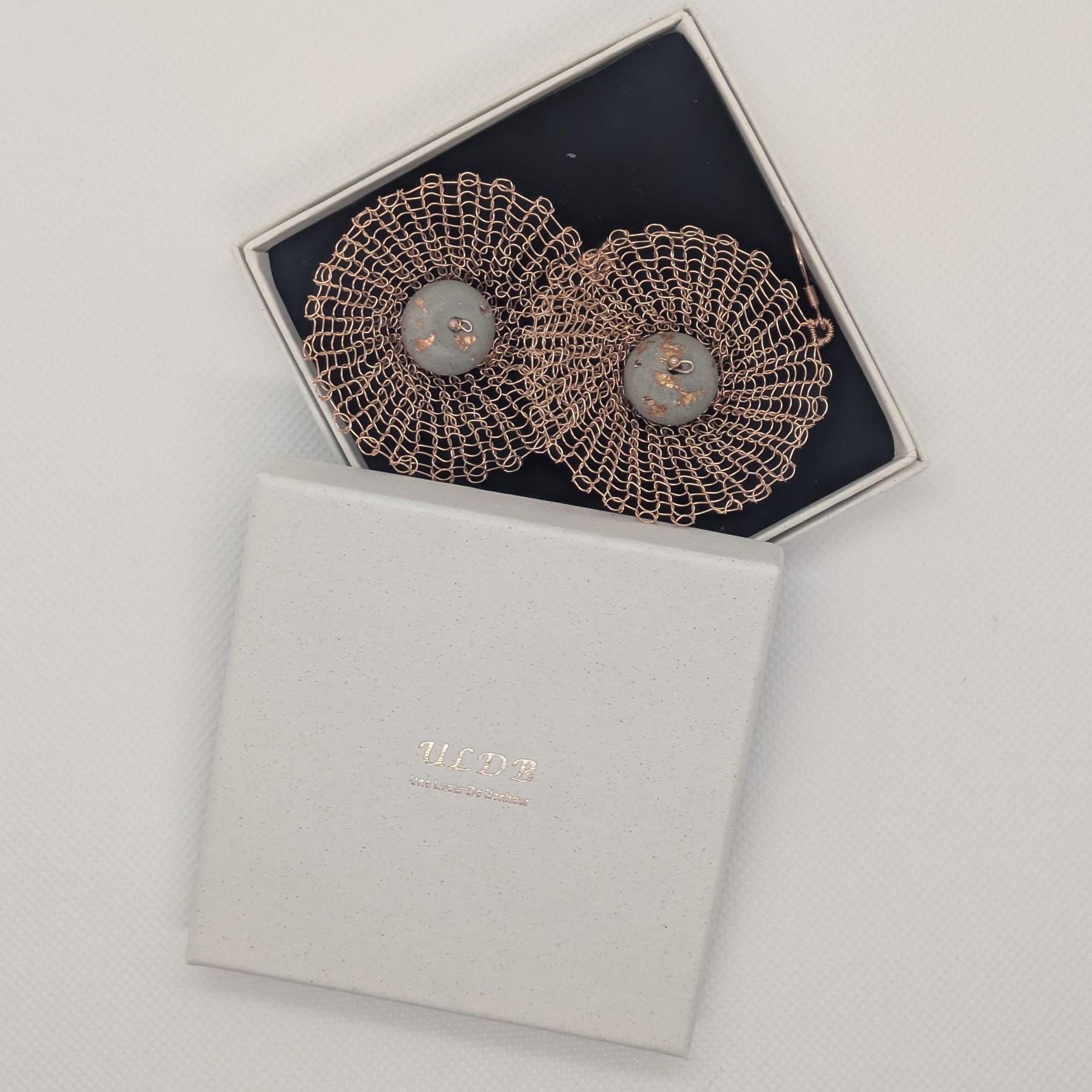 Boucles d’oreilles Dentelia Cuivre – Dentelle métallique & béton Une Lueur de Bonheur