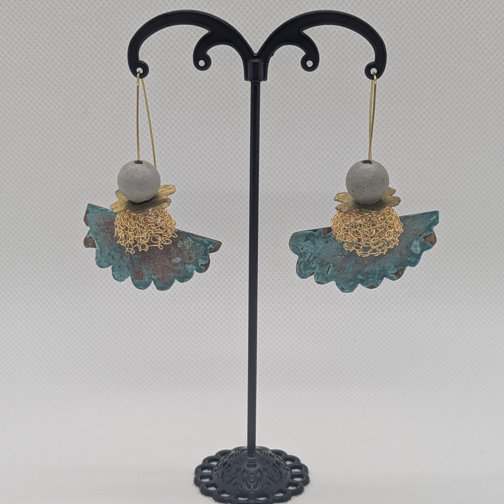 Boucles d’oreilles Cumulus – Laiton bleuté & perles béton Une Lueur de Bonheur