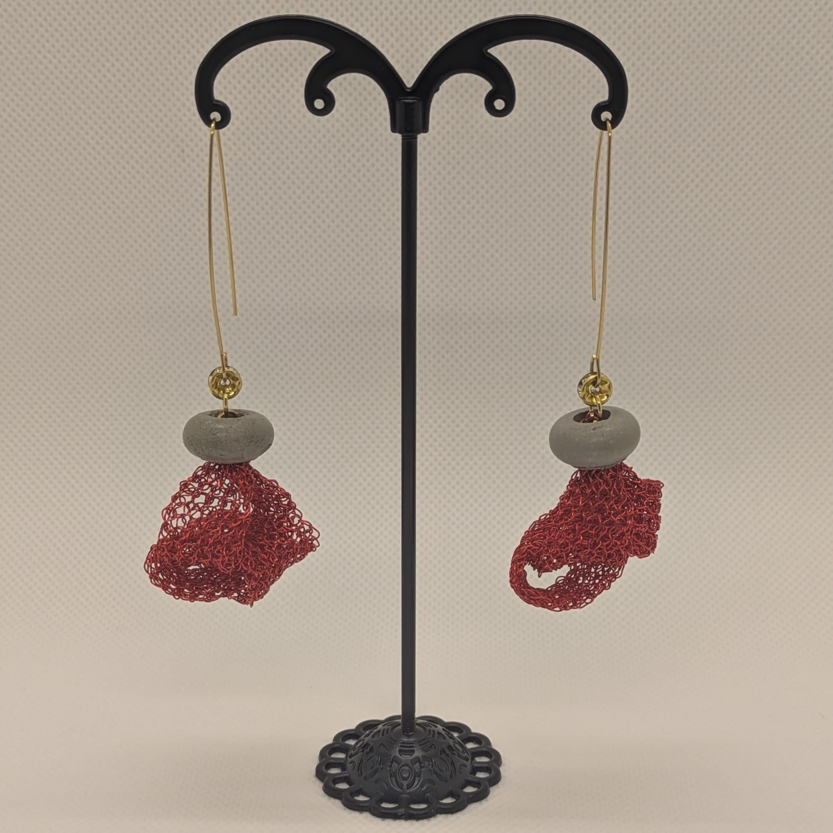 Boucles d’oreilles Cabaret – Béton et fil de fer rouge tissé Une Lueur de Bonheur
