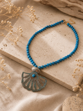 Collier Sirena – Béton, Bleu & Laiton Oxydé Une Lueur de Bonheur
