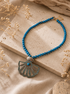 Collier Sirena – Béton, Bleu & Laiton Oxydé Une Lueur de Bonheur