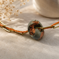 Collier Auréa – Doré Laine Synthétique & Béton Orangé Une Lueur de Bonheur