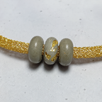 Collier Solara – Fil Métallique & Béton Une Lueur de Bonheur