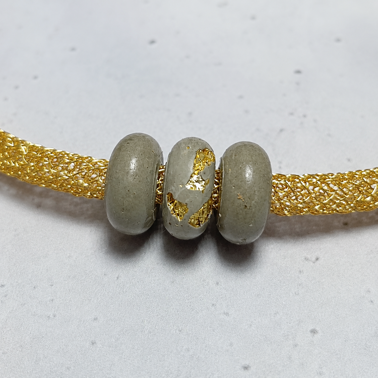 Collier Solara – Fil Métallique & Béton Une Lueur de Bonheur