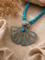 Collier Sirena – Béton, Bleu & Laiton Oxydé Une Lueur de Bonheur