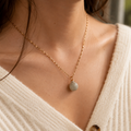 Collier Nébula – Béton Brut Gris Clair & Inox Doré Une Lueur de Bonheur