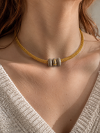 Collier Solara – Fil Métallique & Béton Une Lueur de Bonheur