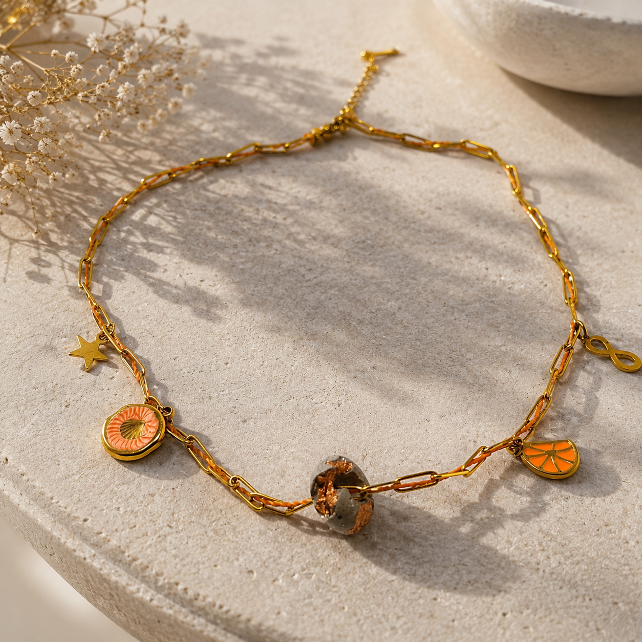 Collier Auréa – Doré Laine Synthétique & Béton Orangé Une Lueur de Bonheur
