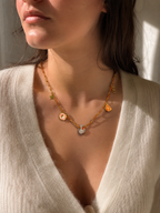 Collier Auréa – Doré Laine Synthétique & Béton Orangé Une Lueur de Bonheur