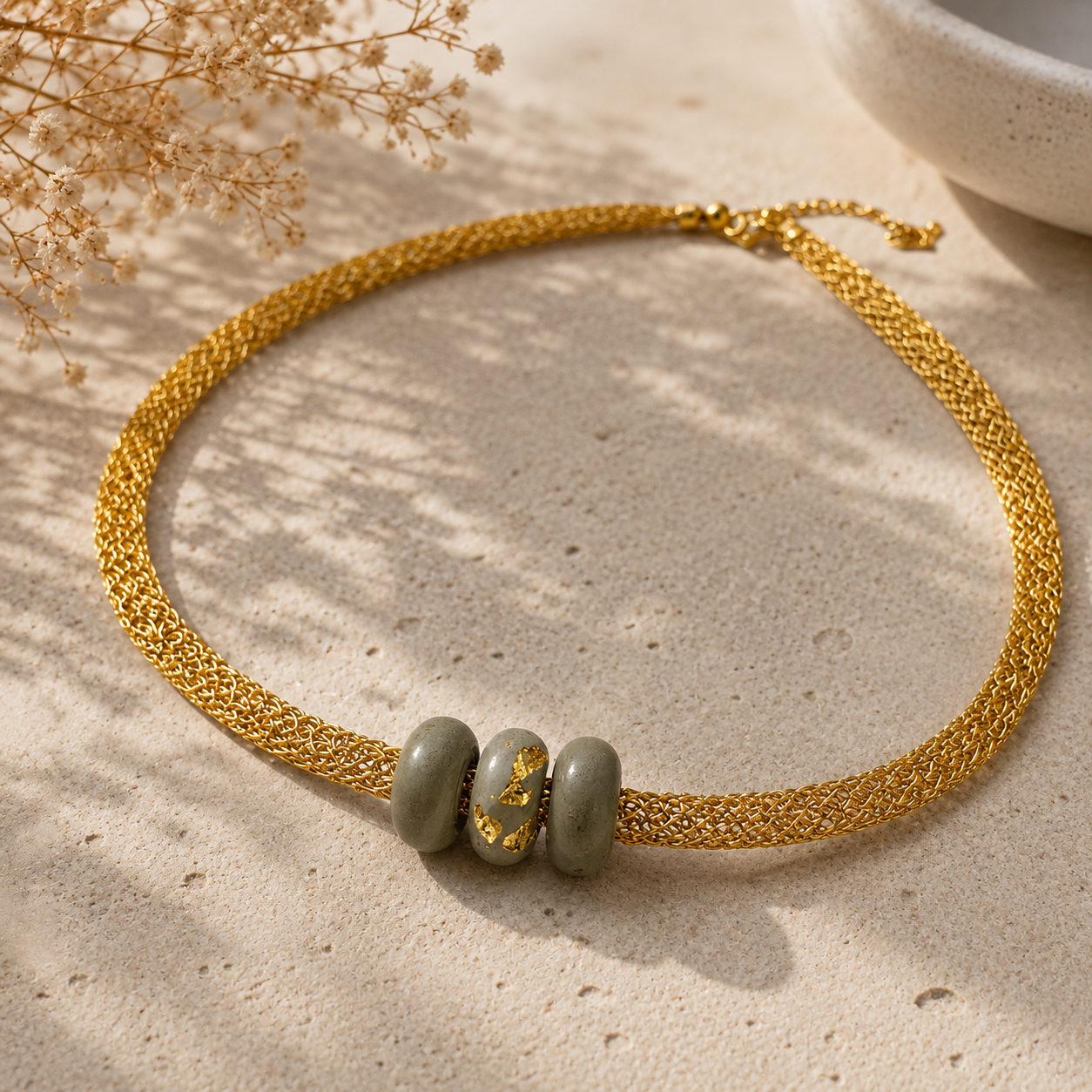 Collier Solara – Fil Métallique & Béton Une Lueur de Bonheur