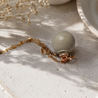 Collier Nébula – Béton Brut Gris Clair & Inox Doré Une Lueur de Bonheur