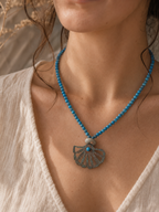 Collier Sirena – Béton, Bleu & Laiton Oxydé Une Lueur de Bonheur