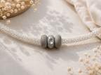 Collier Solara – Fil Métallique & Béton Une Lueur de Bonheur