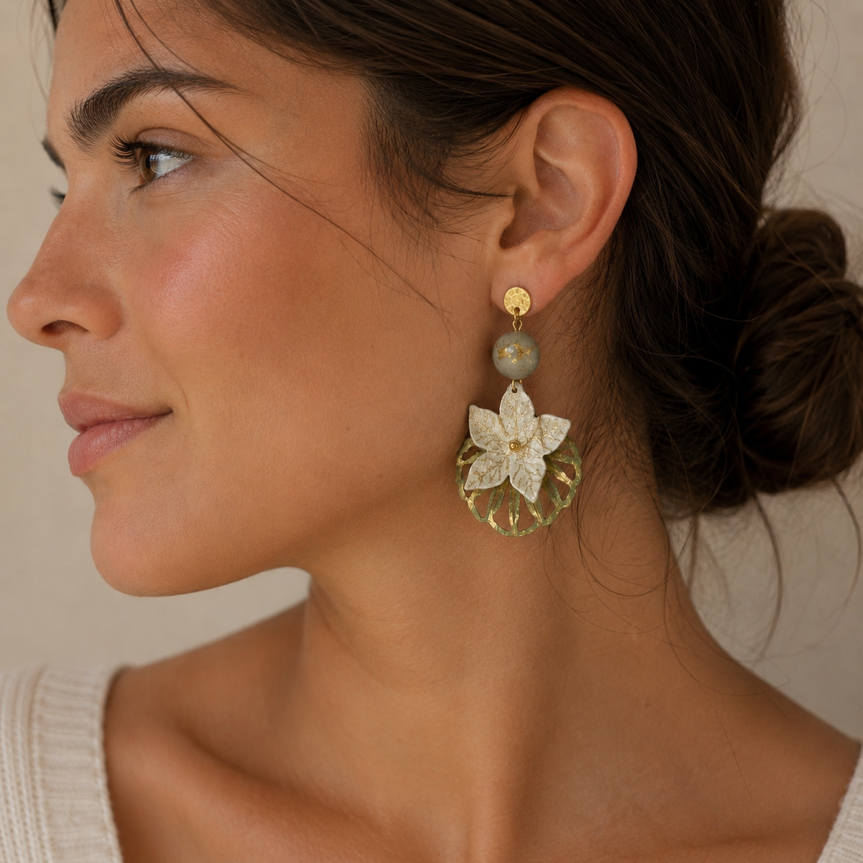 Boucles d’oreilles Delicaty – Fleurs blanches en laiton peint et vernis protecteur Une Lueur de Bonheur