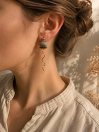 Boucles d’oreilles Onde d’Or – Béton & acier doré Une Lueur de Bonheur