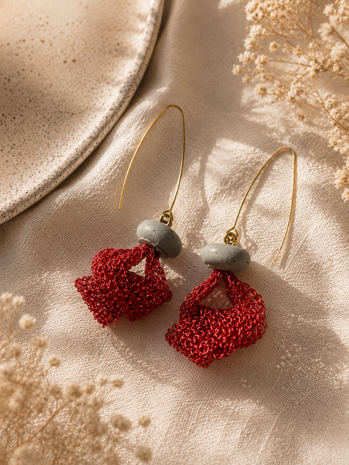 Boucles d’oreilles Cabaret – Béton et fil de fer rouge tissé Une Lueur de Bonheur