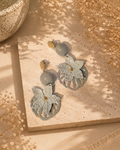 Boucles d’oreilles Delicaty – Fleurs blanches en laiton peint et vernis protecteur Une Lueur de Bonheur