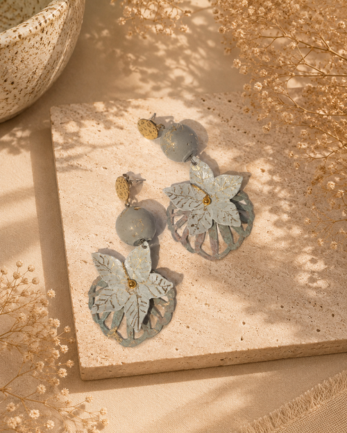 Boucles d’oreilles Delicaty – Fleurs blanches en laiton peint et vernis protecteur Une Lueur de Bonheur