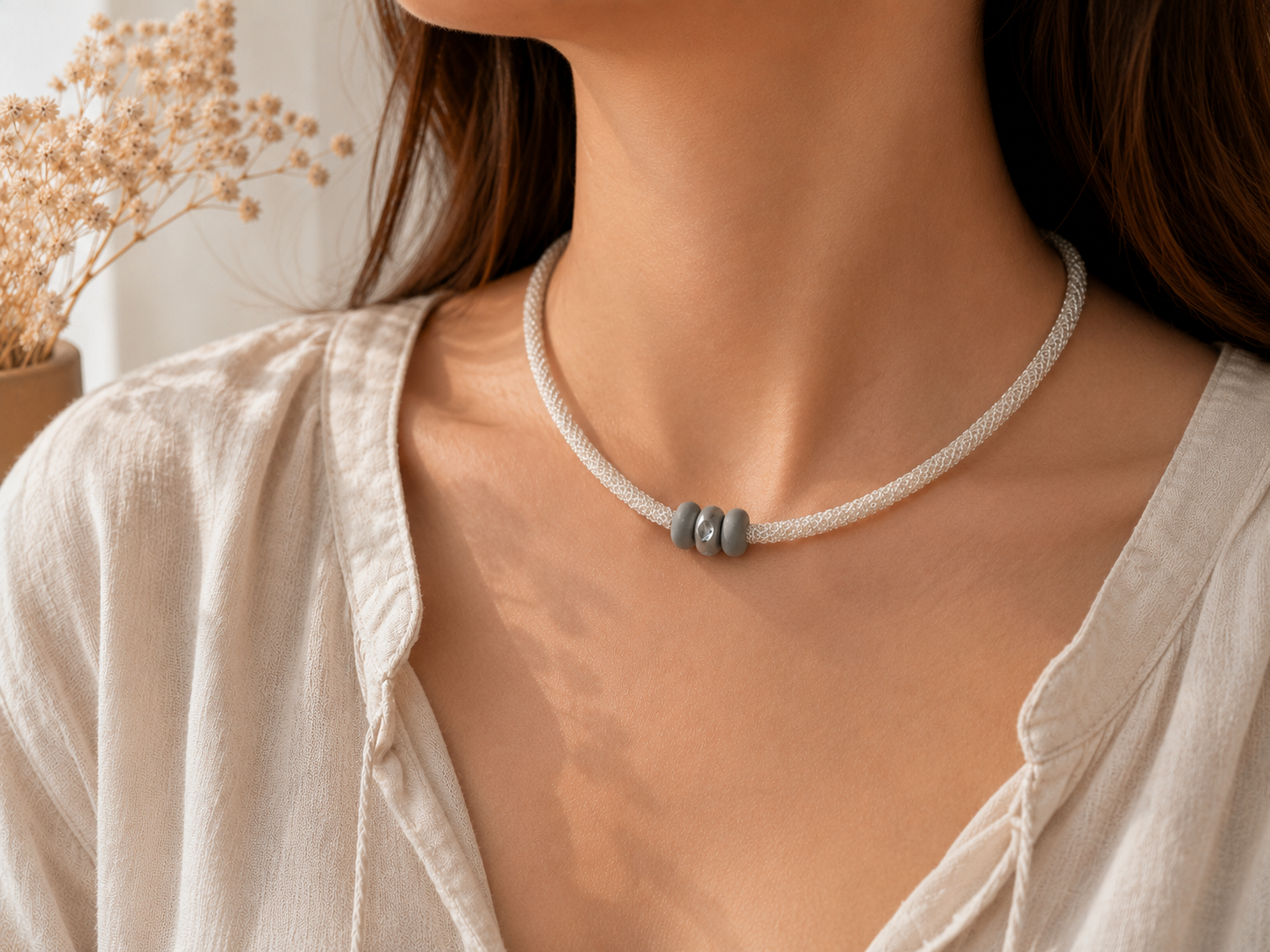 Collier Solara – Fil Métallique & Béton Une Lueur de Bonheur
