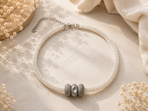 Collier Solara – Fil Métallique & Béton Une Lueur de Bonheur