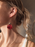 Boucles d’oreilles Cabaret – Béton et fil de fer rouge tissé Une Lueur de Bonheur