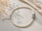Collier Solara – Fil Métallique & Béton Une Lueur de Bonheur