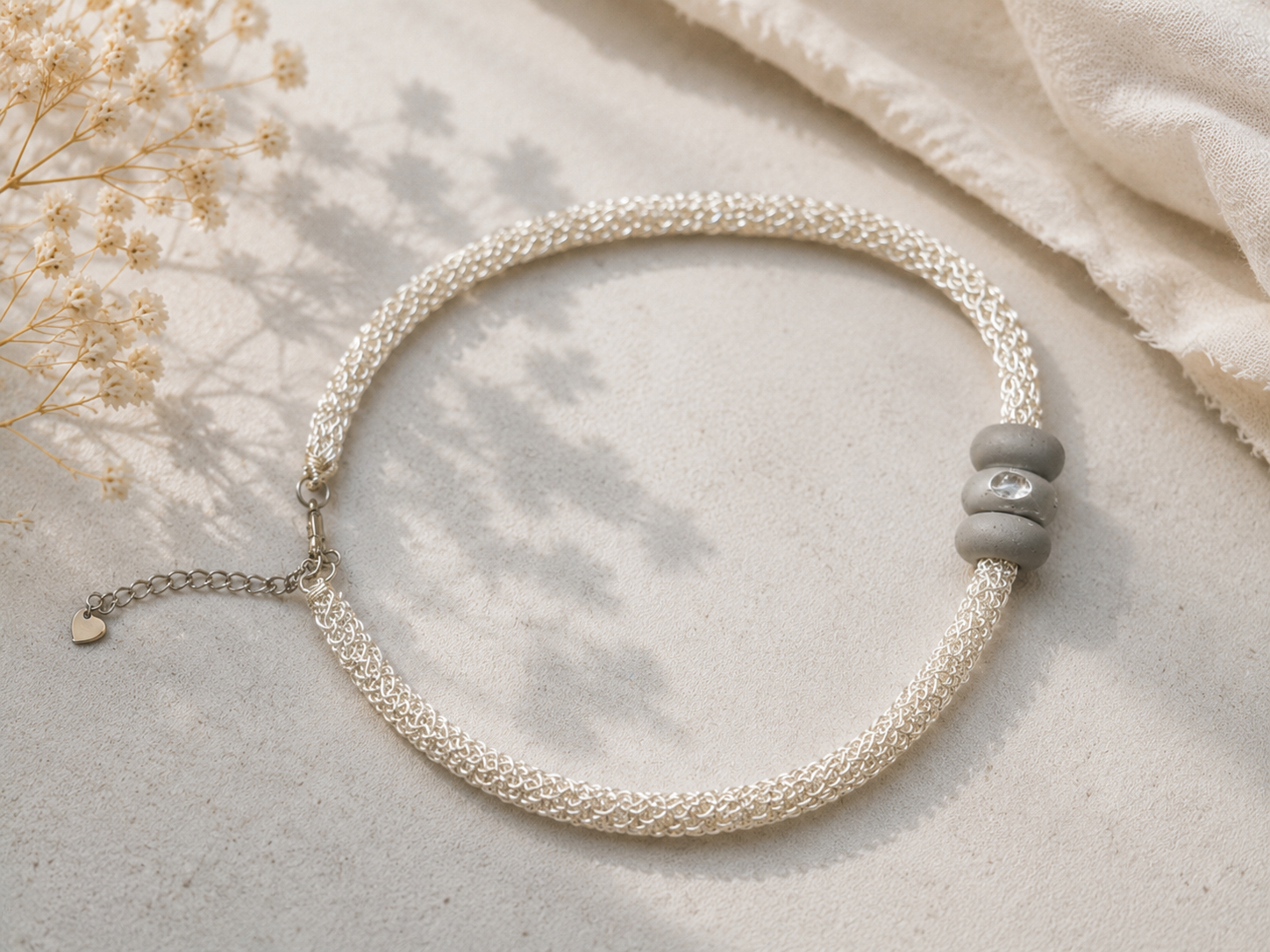 Collier Solara – Fil Métallique & Béton Une Lueur de Bonheur