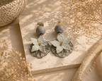 Boucles d’oreilles Delicaty – Fleurs blanches en laiton peint et vernis protecteur Une Lueur de Bonheur