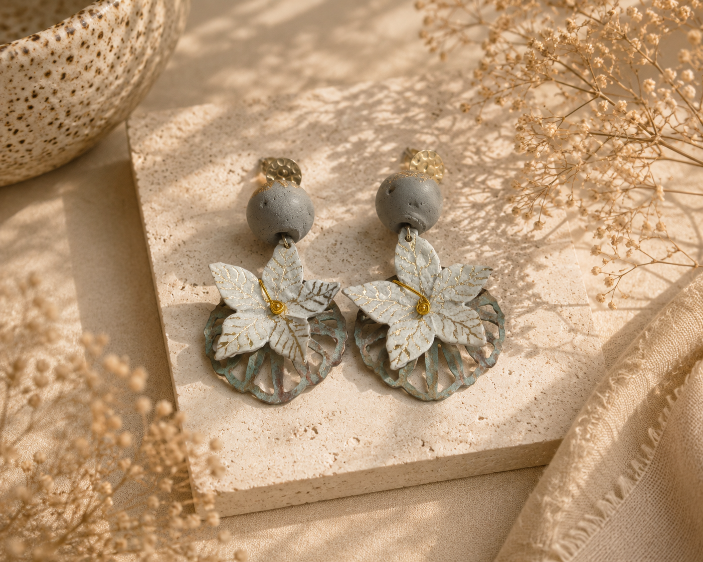Boucles d’oreilles Delicaty – Fleurs blanches en laiton peint et vernis protecteur Une Lueur de Bonheur