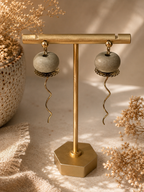 Boucles d’oreilles Onde d’Or – Béton & acier doré Une Lueur de Bonheur