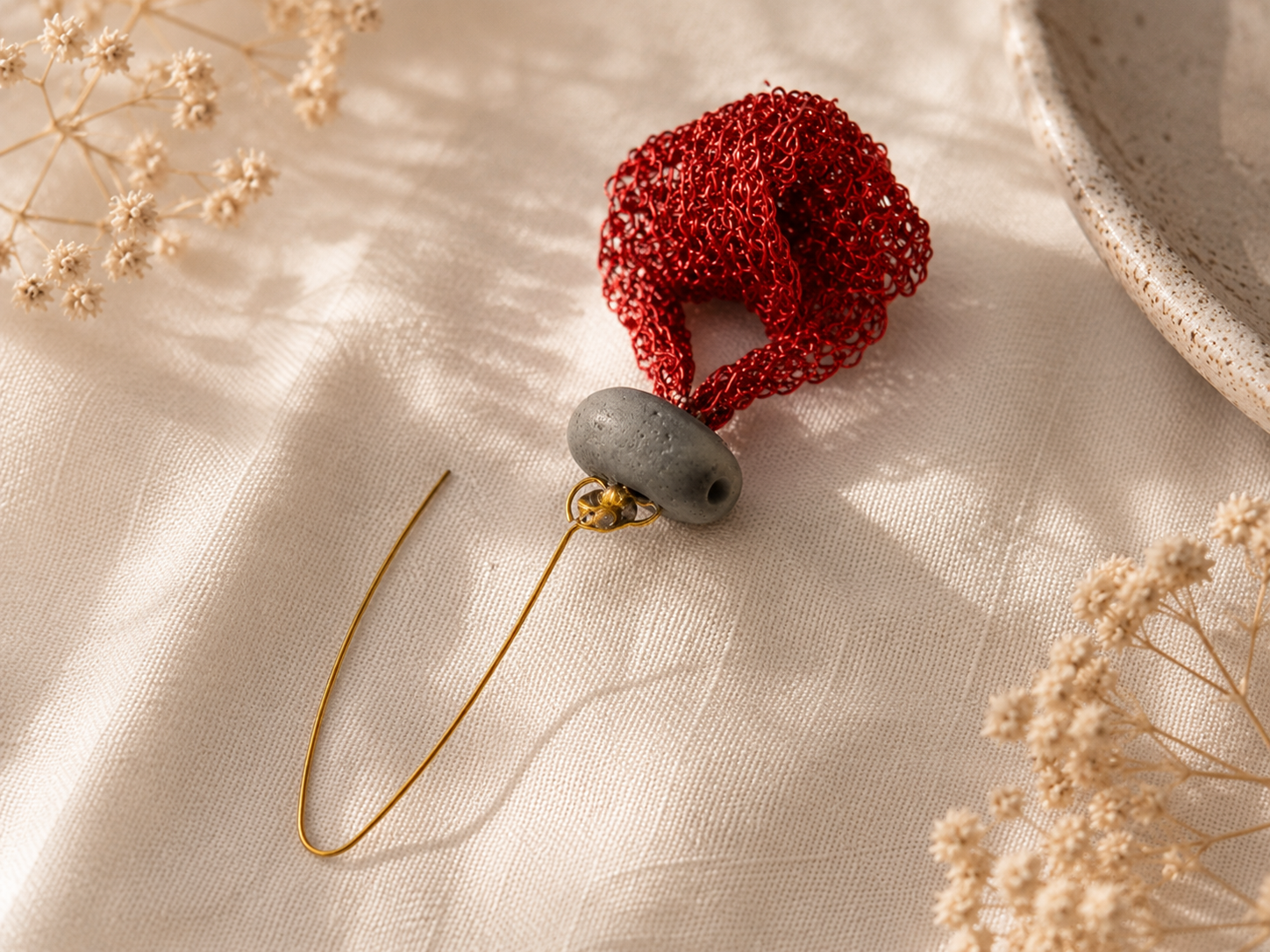 Boucles d’oreilles Cabaret – Béton et fil de fer rouge tissé Une Lueur de Bonheur