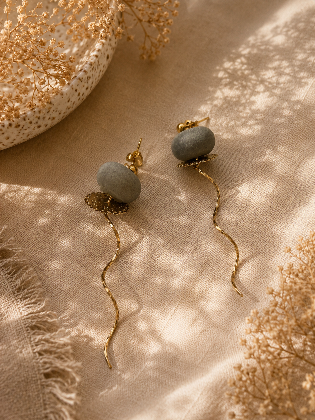 Boucles d’oreilles Onde d’Or – Béton & acier doré Une Lueur de Bonheur
